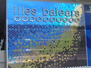 Gráfica de fachada con vinilos de corte metalizados,rótulo de letras corpóreas de aluminio conformadas y lacadas, iluminación interior mediante tecnología LED.