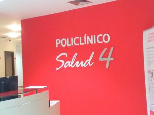 Rótulo logotipo en PVC lacado policlínico salud 4