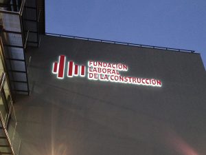Rótulo de letras corpóreas con iluminación LED interior para Fundación Laboral de la Construcción en Madrid