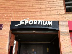 Rótulo Corpóreo luminoso con estructura en formas de marquesina
