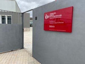 Rótulo exterior, placa lacada rotulada con vinilo de corte y barnizada