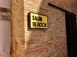 Rótulo señal metálico con frente de aluminio y letras corpóreas