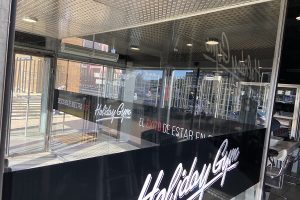 Rotulación sobre cristal con vinilo de corte