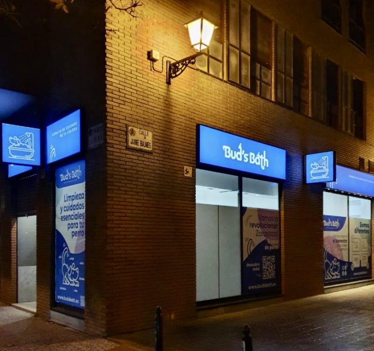 Cajas rótulos luminosos con vinilo traslúcido