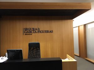 Rótulo de PVC corpóreo para interior en despacho de abogados