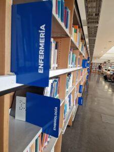 Señal de aluminio lacado y vinilo de corte Biblioteca Facultad de Educación de la universidad de Zaragoza