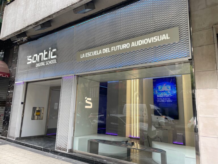 Proyecto Sontic compuesto por letras corpóreas con iluminación LED interior y rótulo luminoso con textos fresados