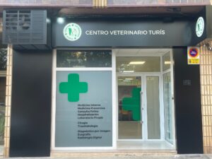 Proyecto de fachada y rótulos clínica veterinaria.