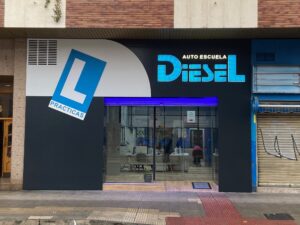 Rotulación y forrado de fachada Autoescuela Diesel