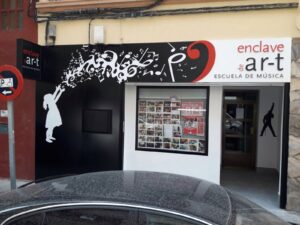 Rotulación en fachada combinada, rotulo luminoso LED, letras fresadas y panel de aluminio con vinilo de corte