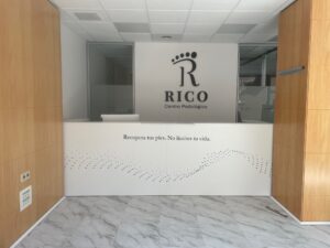 Rótulo de PVC Corpóreo en Centro de Podología RICO