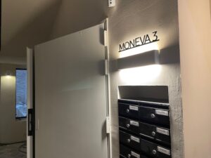 Señalización texto en aluminio lacado con varillas de separación en edificio de Zaragoza C Moneva